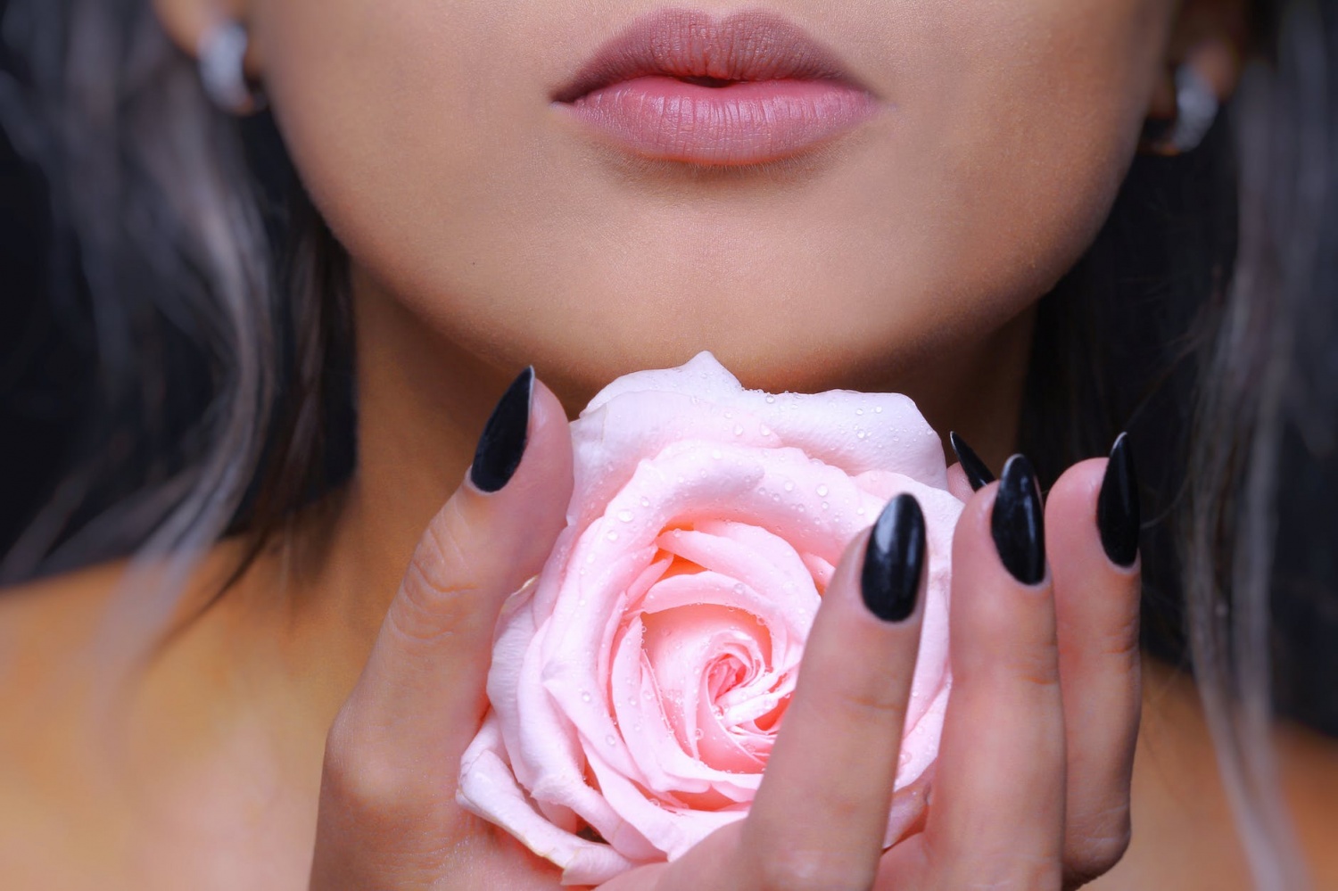 7 Magnificence Hacks for Dewy, Pink Lips, Montreal Manicure